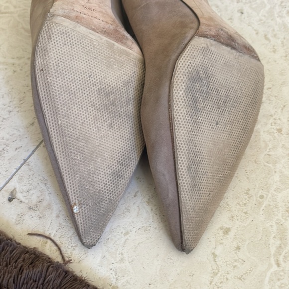Manolo Blahnik suede pump.. size 39 1/2 - Picture 5 of 5